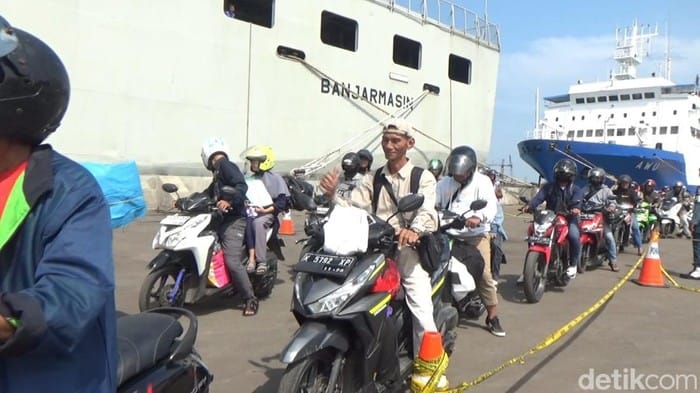 Kapal Perang Angkut Ribuan Pemudik dan Ratusan Motor dari Semarang ke Jakarta