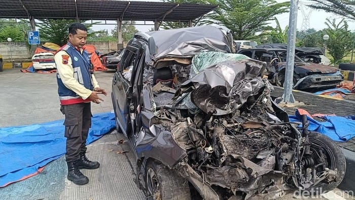 Mobil BR-V Lawan Arah Tabrak Bus Suporter Persebaya di Tol Pekalongan