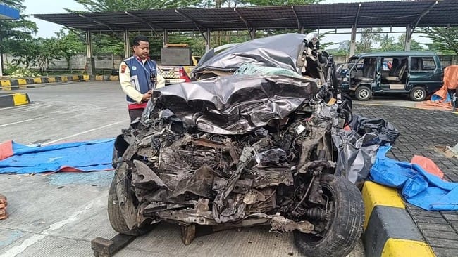 Polisi Amankan Mobil BRV Lawan Arah di Tol Pekalongan, Bawa Rokok Tanpa Cukai