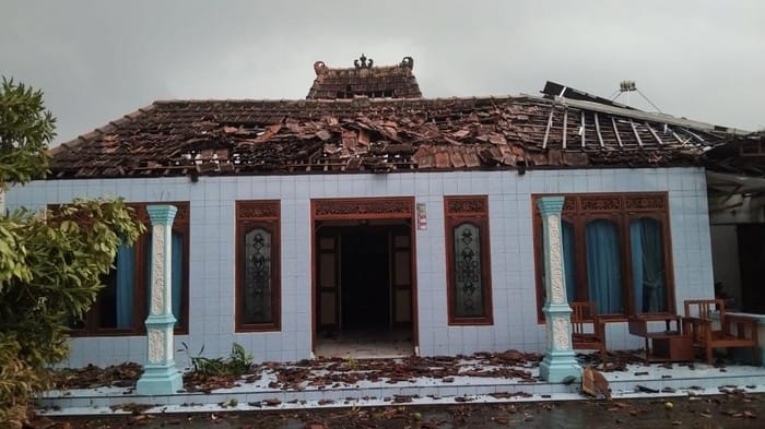 Puting Beliung Terjang 2 Desa di Pati, Puluhan Rumah Warga Rusak Parah