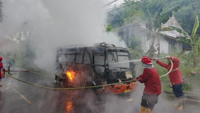 Kebakaran Hanguskan Satu Unit Bus Mikro di Kedungrandu Banyumas
