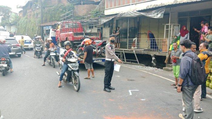 Pikap Pengangkut LPG di Malang Tabrak Motor dan Pagar Gara-Gara Hilang Kendali