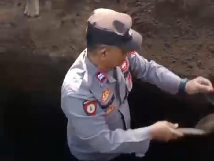Rela Turun Gali Makam, Aiptu Mualim Polisi Kebumen Tunjukkan Nilai Persahabatan Sejati