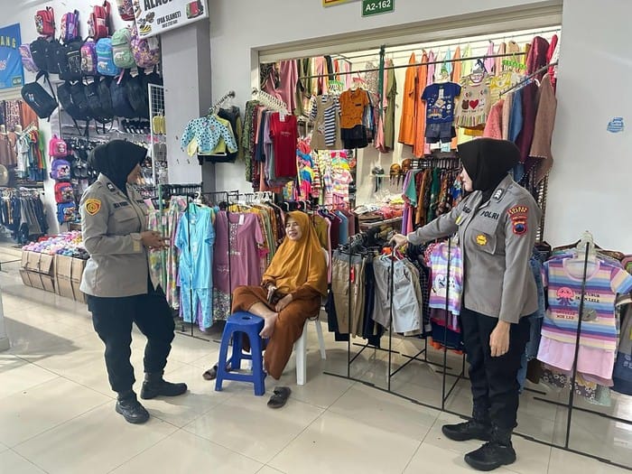 Polwan Polres Klaten Sosialisasikan Keamanan di Pasar Gedhe
