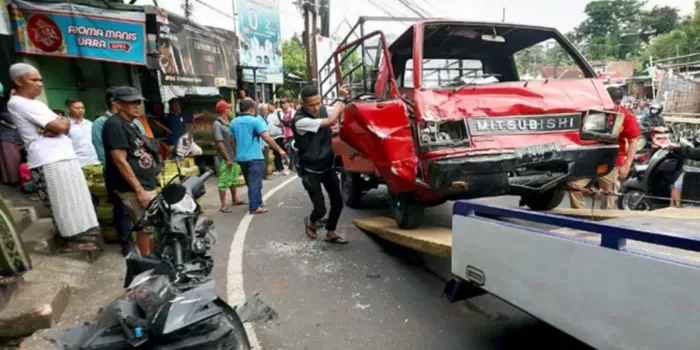 Diduga Rem Blong, Mobil Pikap Tabrak 2 Motor di Tanjungrejo Malang