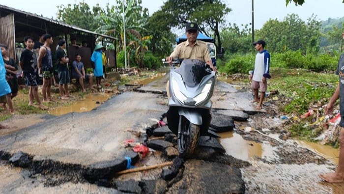 Waspada! Ruas Jalan Prawoto Pati Aspalnya Mengelupas, Mirip Jalur Offroad