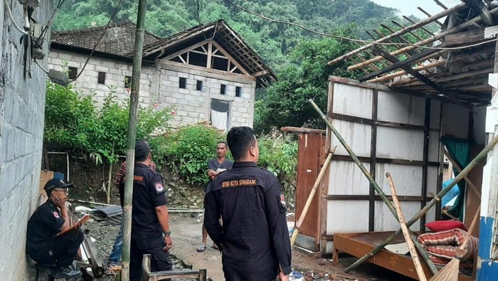 Rumah di Banyumanik Semarang Roboh Diterjang Hujan Deras, 7 Warga Mengungsi