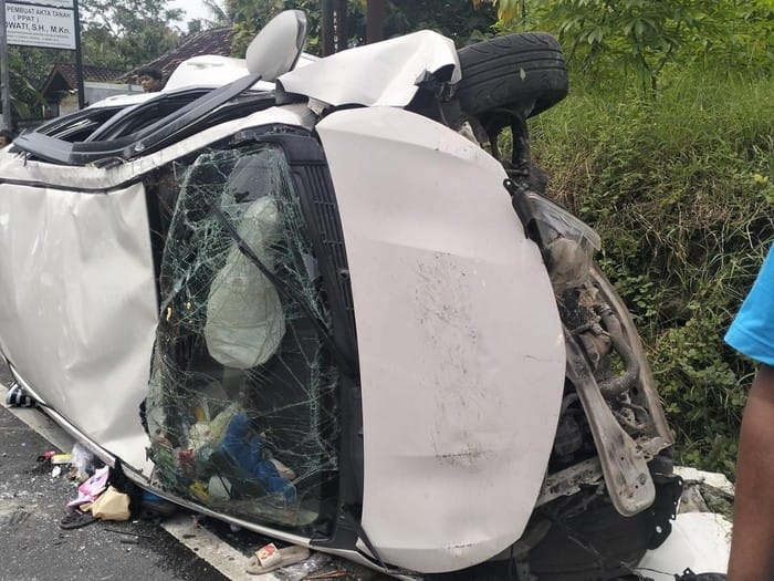 Mobil dari Banyumas Terguling di Jalan Wates, 7 Orang Alami Luka-Luka