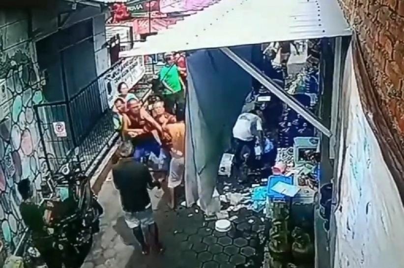 Terekam CCTV, Pasutri di Semarang Babak Belur Dikeroyok Tetangga Sendiri