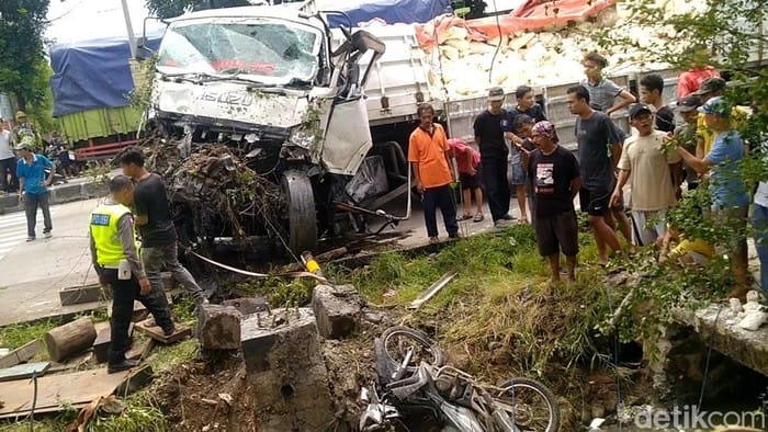 Truk Tabrak Motor dan Mobil di Lampu Merah Comal Baru Pemalang, Dua Korban Meninggal