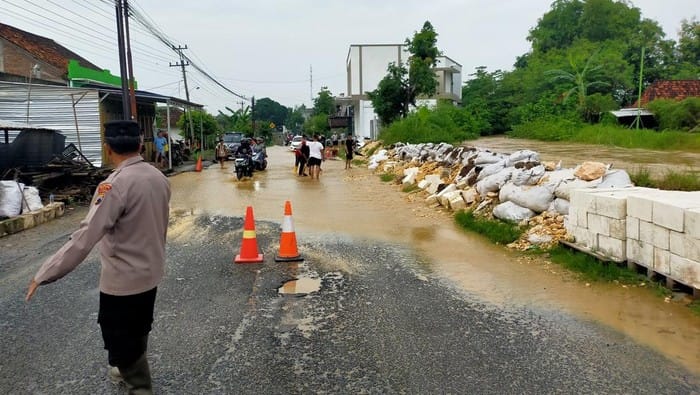 Tanggul Sungai Godo Jebol, Jalan di Gabus Pati Sempat Terendam