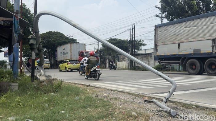 Tiang Bangjo di Pertigaan Clangapan Rembang Ambruk, Lalu Lintas Terganggu