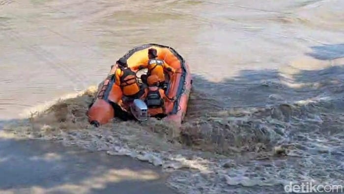 Pria Brebes Hilang Tenggelam di Sungai Pemali, Pencarian Dilakukan hingga Muara