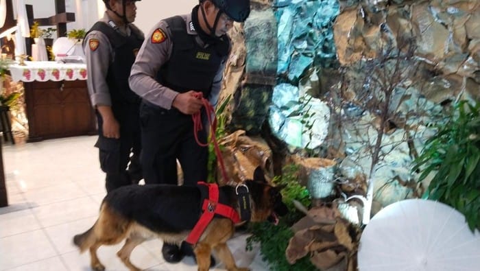 Polrestabes Semarang Kerahkan Anjing Pelacak K-9 untuk Sterilisasi Gereja Jelang Paskah