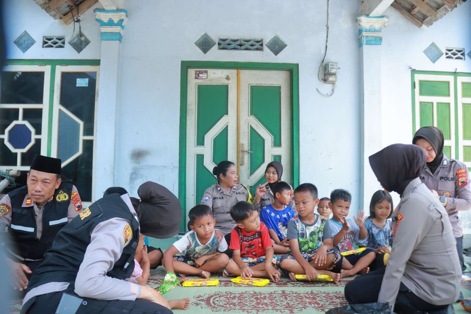 Polwan Polres Klaten Hibur Anak-Anak Terdampak Keracunan Massal
