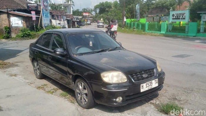 Sedan Tanpa Pemilik Terparkir Lama di Jagalan Klaten, Warga Resah
