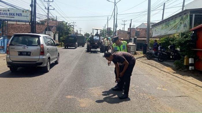 Tragis, Balita Tewas dalam Kecelakaan Truk Serempat Motor di Pati Wedarijaksa