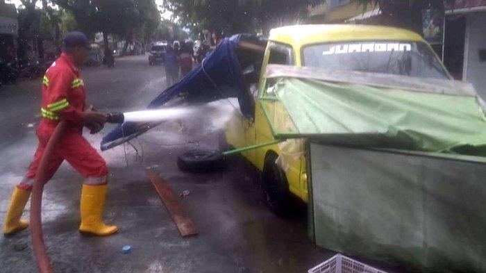 Tabrakan di Majenang, Mobil Tahu Bulat Terbakar Setelah Minyak Tumpah