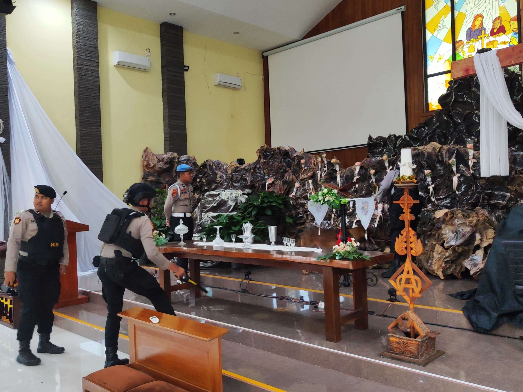 Polresta Banyumas Lakukan Sterilisasi Gereja Sambut Hari Kenaikan Isa