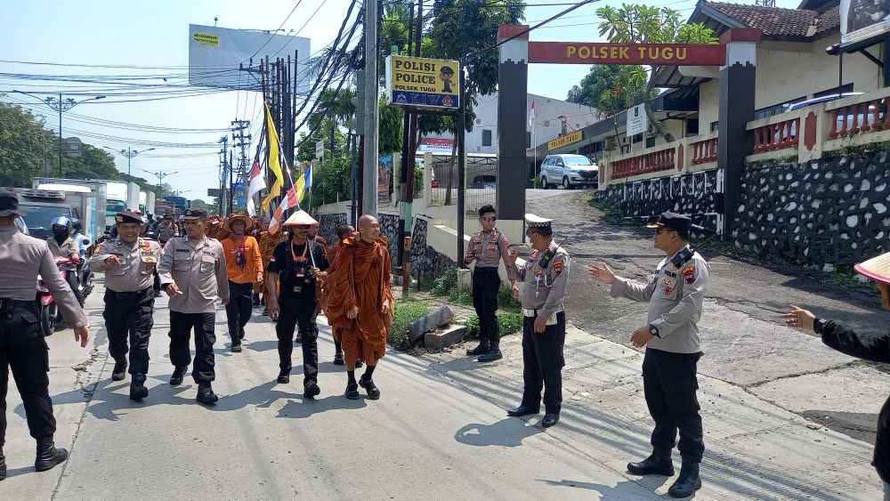 Ratusan Polisi Amankan Perjalanan 36 Biksu Thudong dari Semarang ke Borobudur