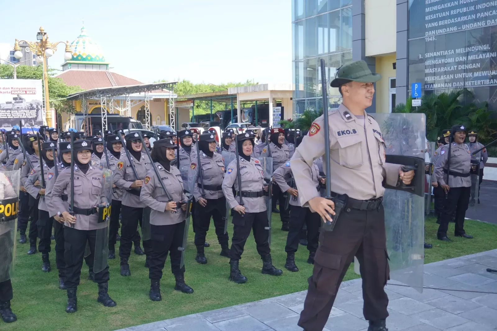 Polwan Polresta Surakarta Ikuti Latihan Pengendalian Massa, Ini Tujuannya