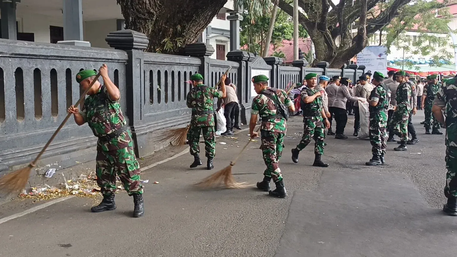 Kodim 0833 dan Polresta Malang Bersihkan Area DPRD Usai Aksi Damai Hari Buruh