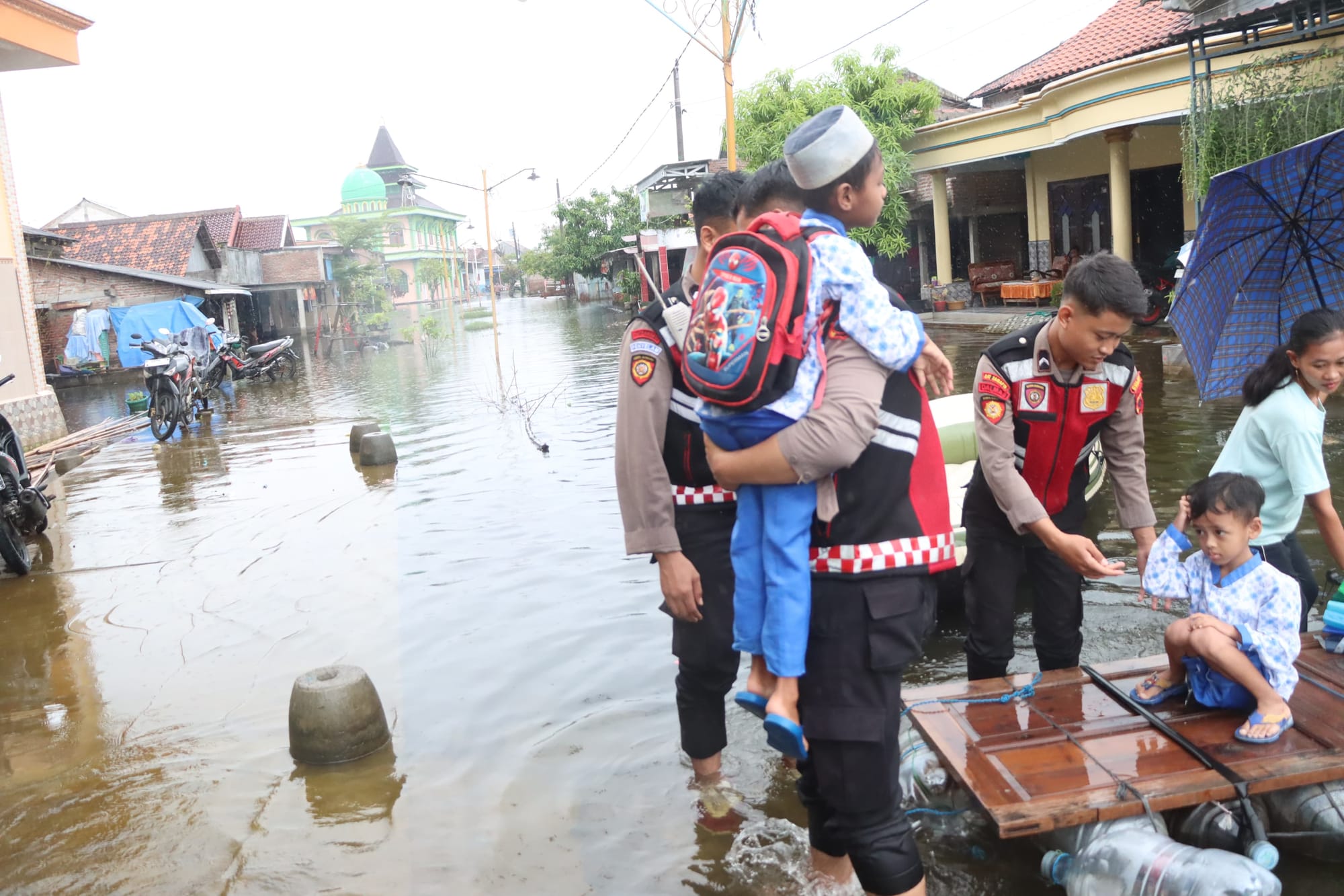 Peduli Pendidikan, Polres Demak Gunakan Perahu Antar Jemput Siswa Terdampak Banjir