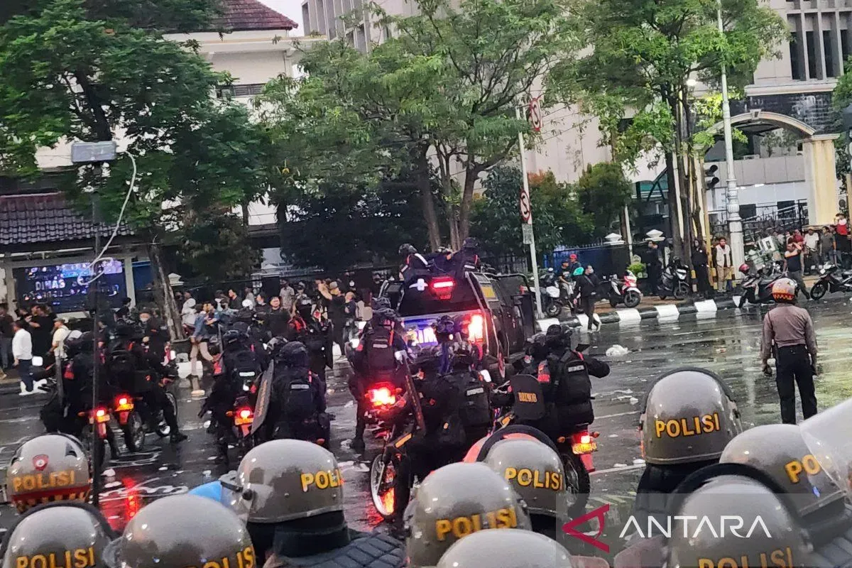 Polisi Bubarkan Aksi Hari Buruh di Depan Kantor Gubernur Jateng