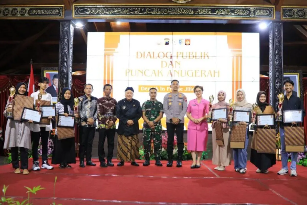 Tokoh Perempuan Inspiratif Terima Penghargaan dalam Ajang Demak in Frame 2025