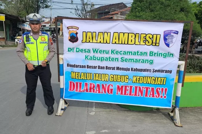 Dampak Jalan Ambles Satlantas Grobogan Alihkan Arus Kendaraan dari Semarang