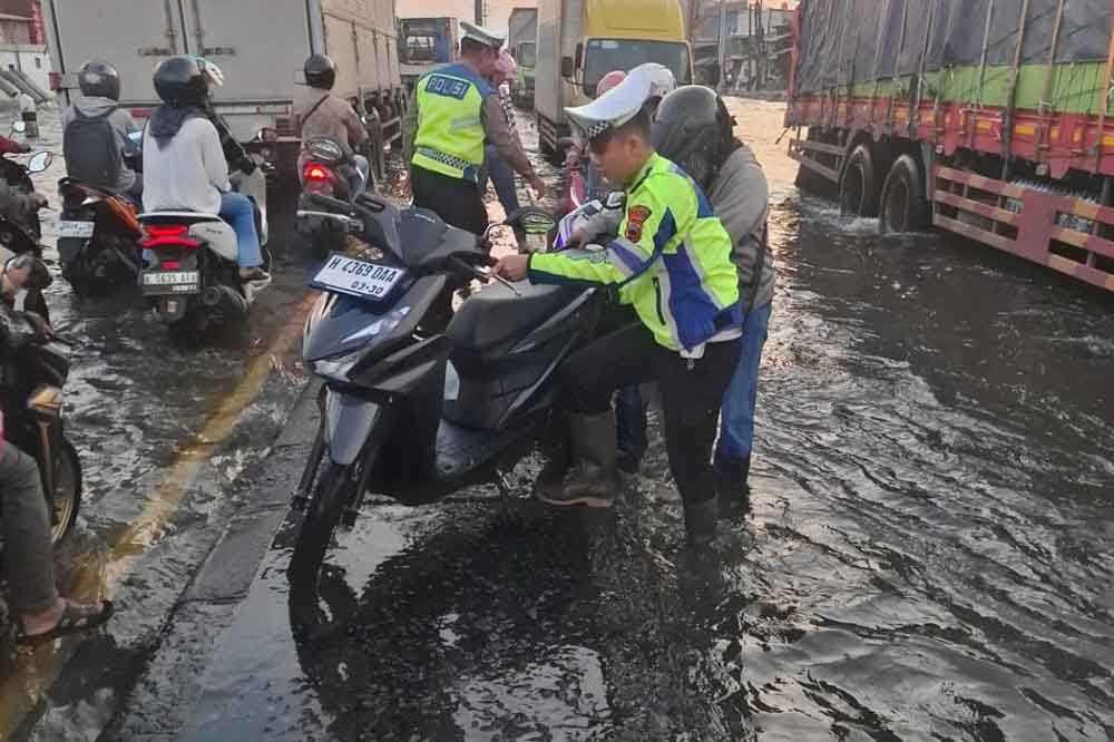 Satlantas Polres Demak Sigap Bantu Pengendara Mogok Akibat Rob di Jalur Pantura