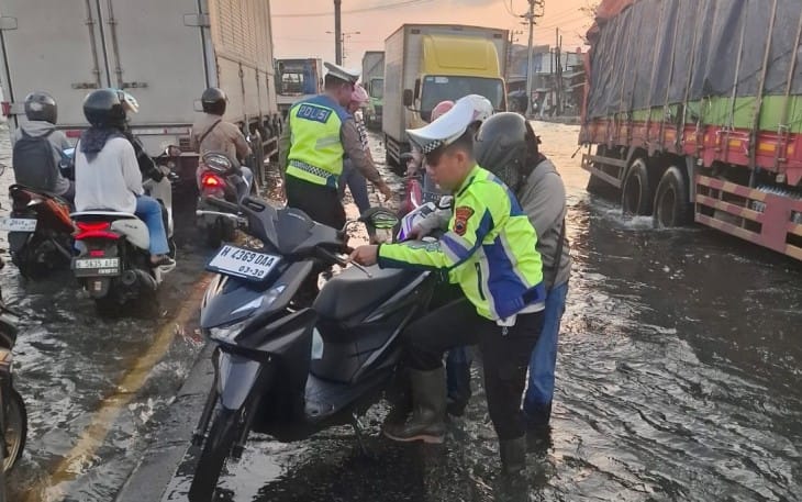 Personel Satlantas Polres Demak Evakuasi Kendaraan Mogok di Jalur Pantura Sayung