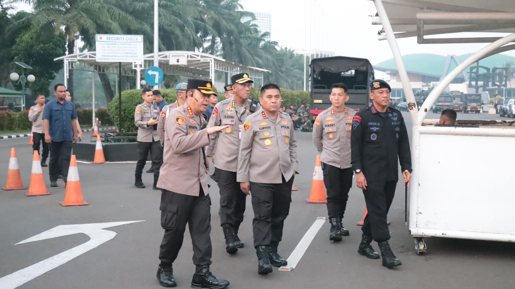 Kapolda Metro Jaya Tinjau Langsung Situasi Keamanan May Day 2025 di Sekitar Gedung DPR/MPR RI