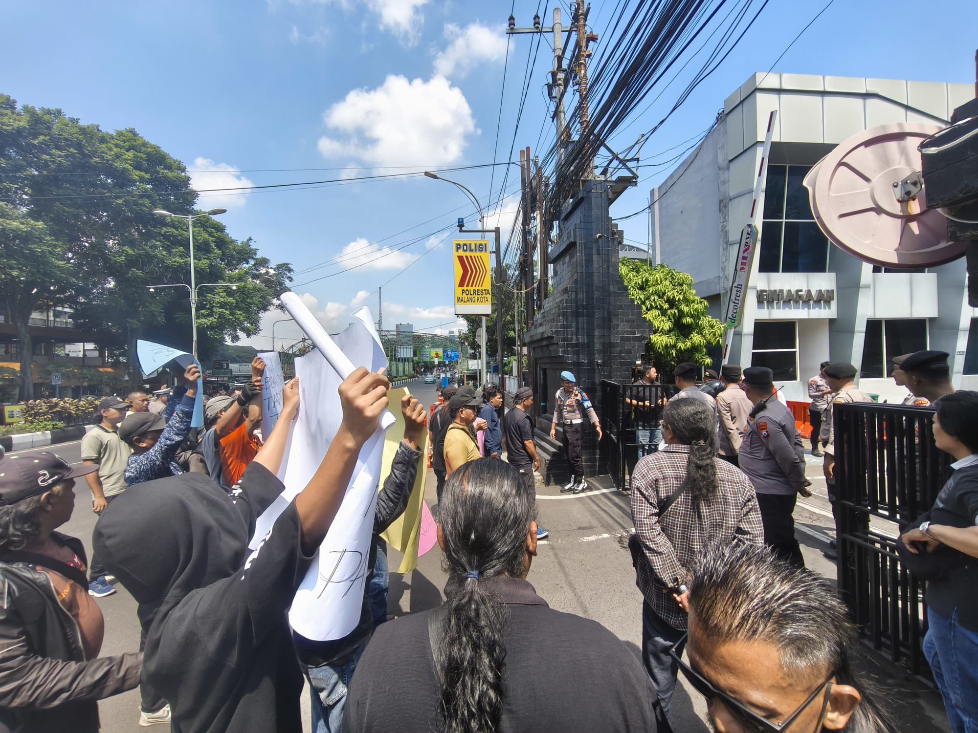 Demo Panas di Depan Polresta Malang, Nama Roy Suryo Jadi Sorotan