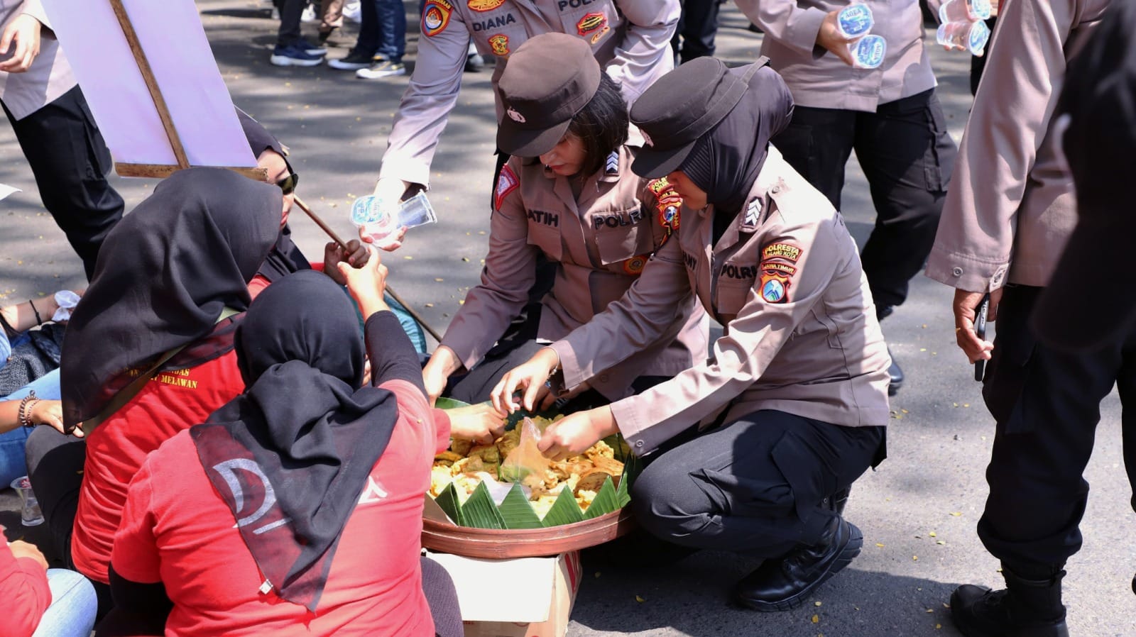 Usai May Day, Polisi Malang Bagi Gorengan dan Poongut Sampah, Warganet Tersentuh
