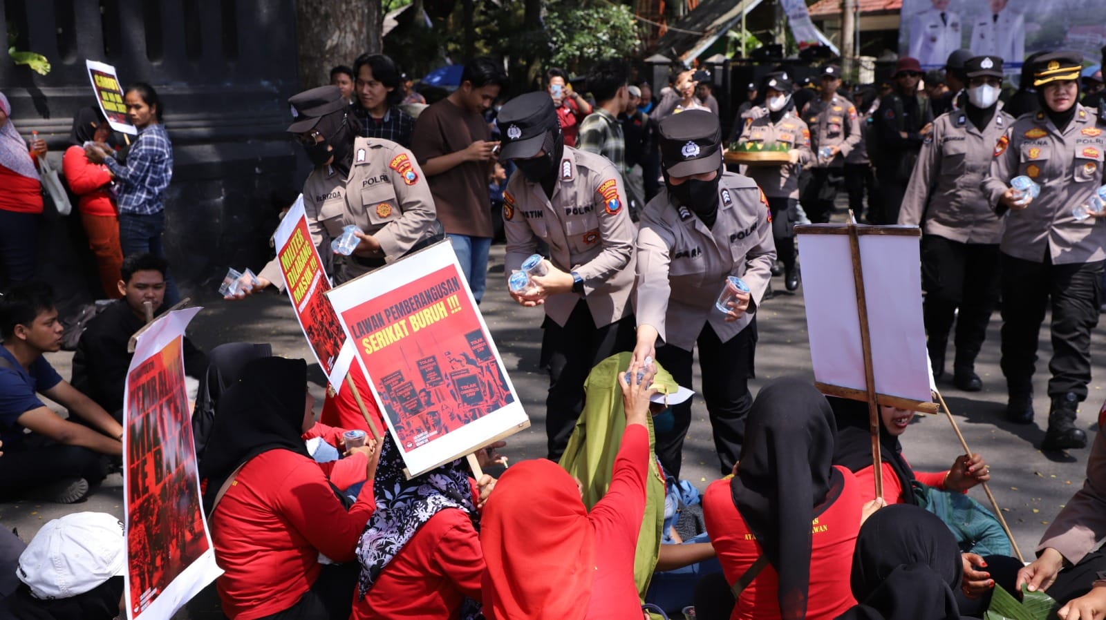 Aksi Polisi Malang Viral, May Day Diwarnai Bagi-Bagi Gorengan dan Kepedulian Lingkungan