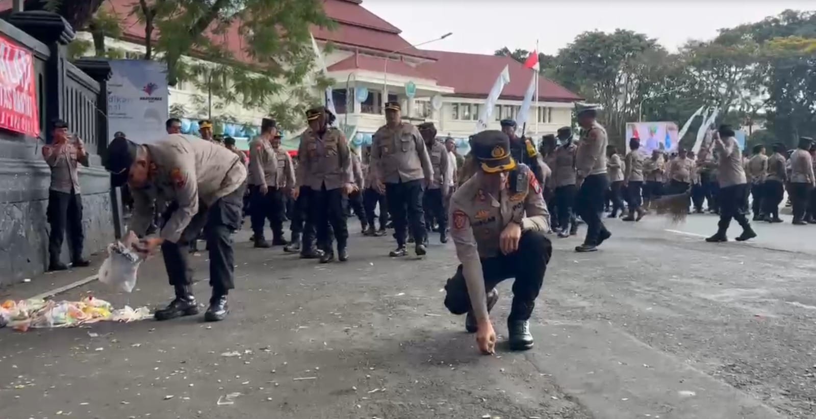 Potret Humanis Polisi Malang Saat Mayday, Netizen: Respect!