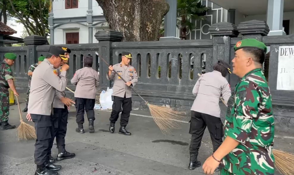 Bikin Adem! Polisi Malang Beri Gorengan dan Jaga Kebersihan Mayday