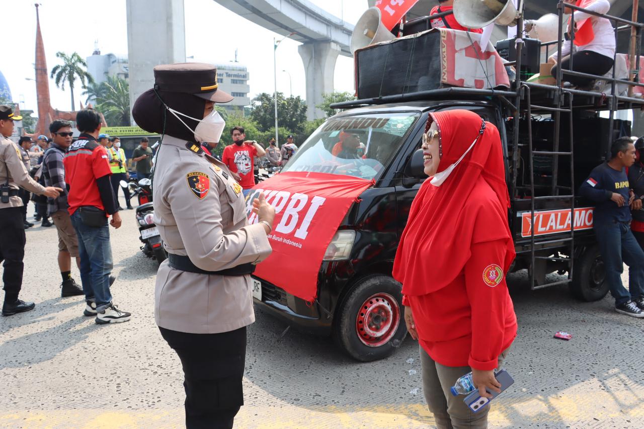 Polres Tanjung Priok Bagikan Minuman dan Roti Saat Aksi May Day
