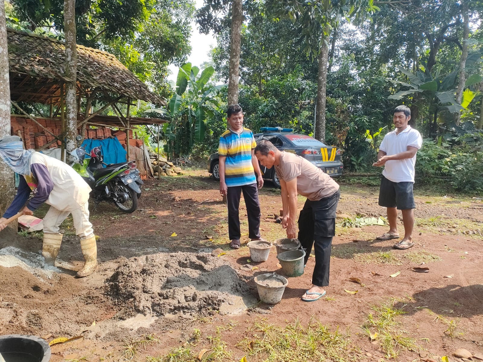 Polres Batang Bantu Renovasi Rumah Nenek Sebatang Kara di Desa Kaliwareng