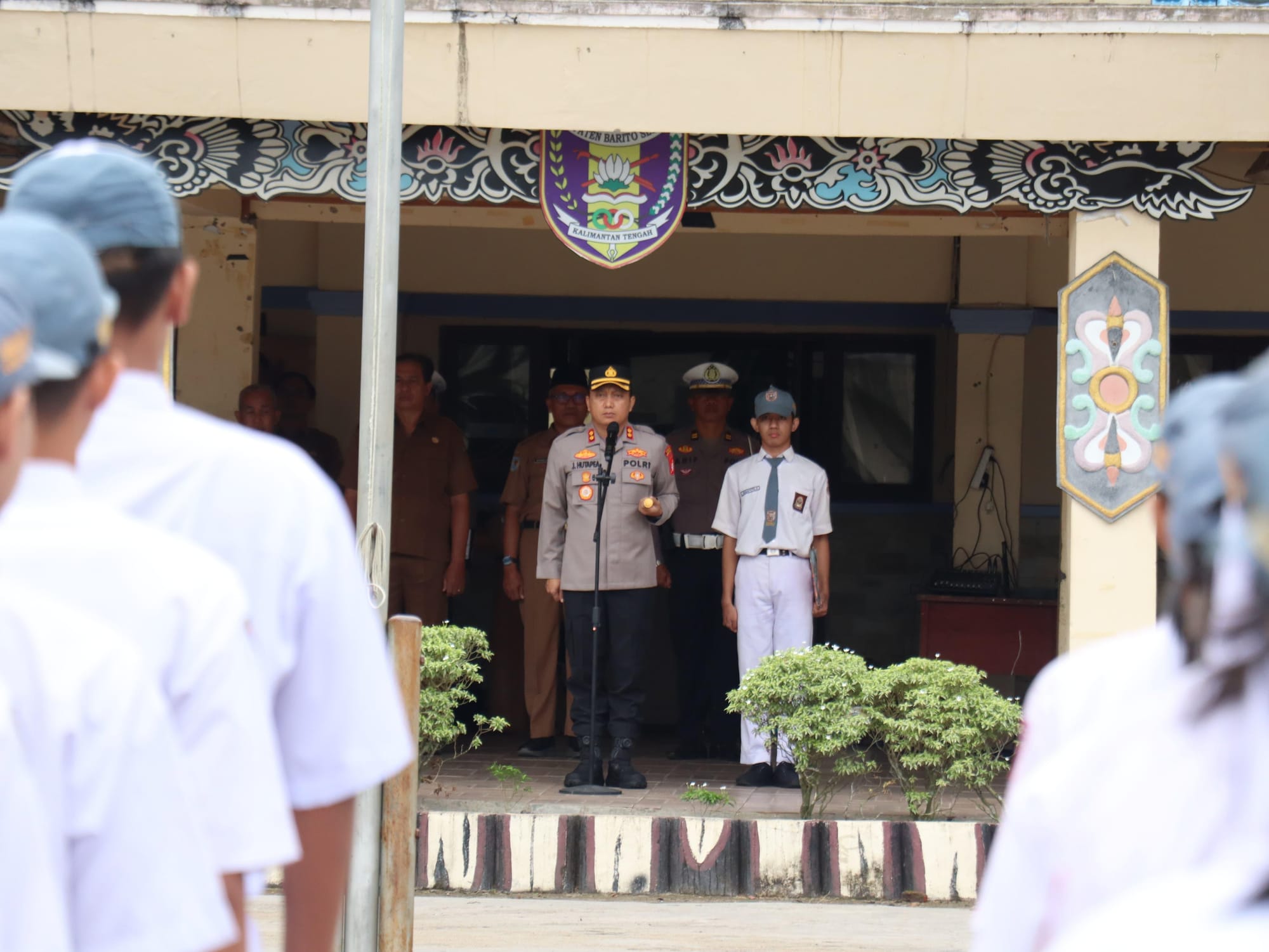 Jadi Pembina Upacara Di SMAN 1 Buntok, Kapolres Barsel Tekankan Pentingnya Disiplin