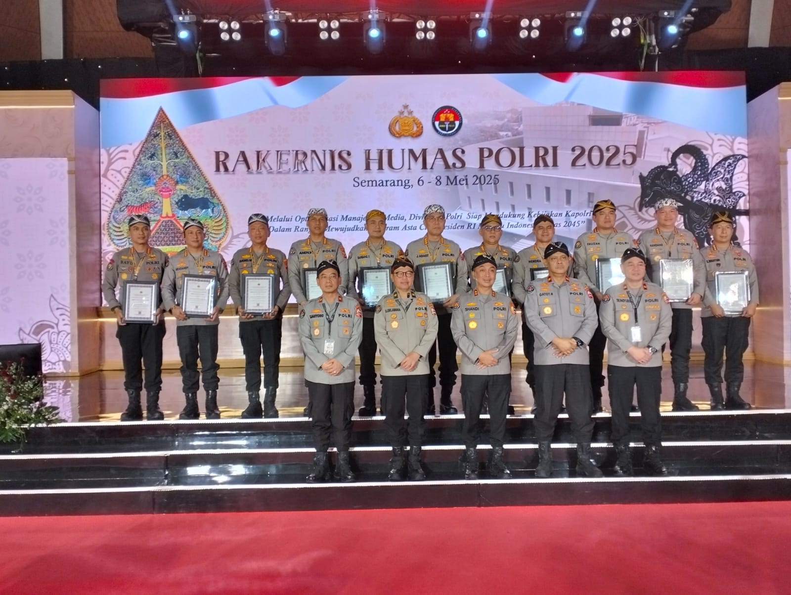 Prestasi Membanggakan, Bidhumas Polda Kalteng Terima 2 Penghargaan dari Kadivhumas Polri