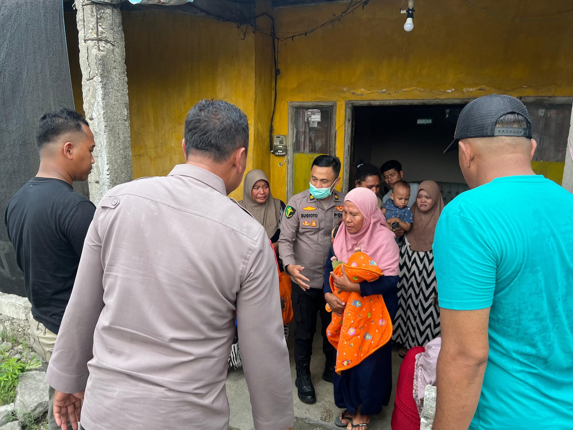 Polri Hadir di Tengah Masyarakat: Kapolres Gresik Ulurkan Bantuan untuk Bayi Sakit