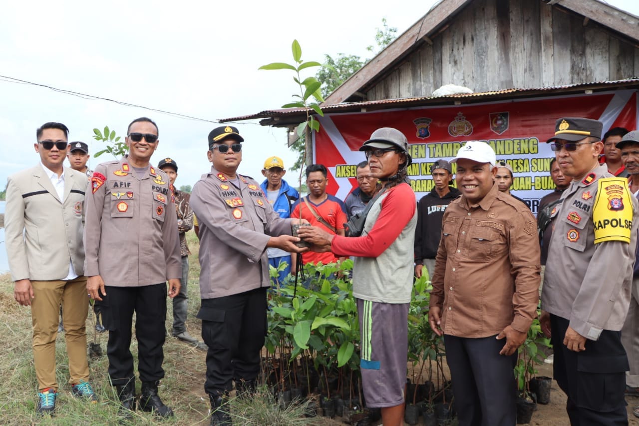 Wujudkan Ketahanan Pangan, Kapolres Seruyan dan Mahasiswa STIK-PTIK Gelar Panen Raya di Sungai Undang