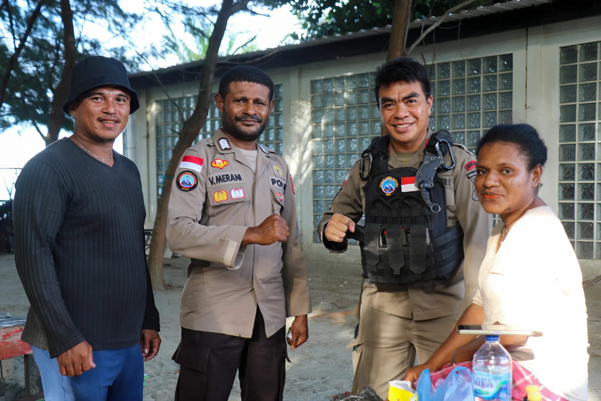 Satgas Humas Ops Damai Cartenz-2025 Tunjukkan Sisi Humanis Polri dari Pantai Hecnuk hingga Muara Tami