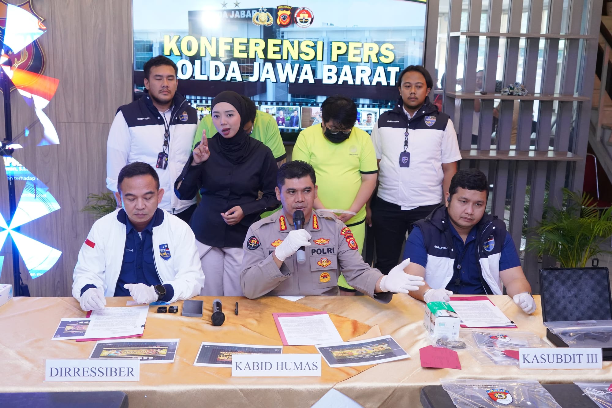 Polisi Polda Jabar Ringkus Dua Bandar Judi Online di Tangerang