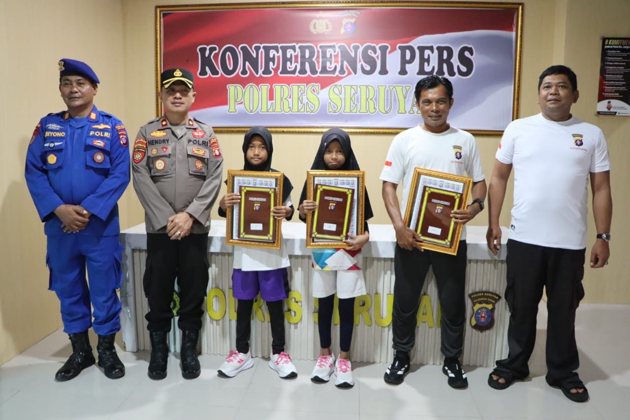 Dua Pelajar Berprestasi Terima Penghargaan dari Polres Seruyan