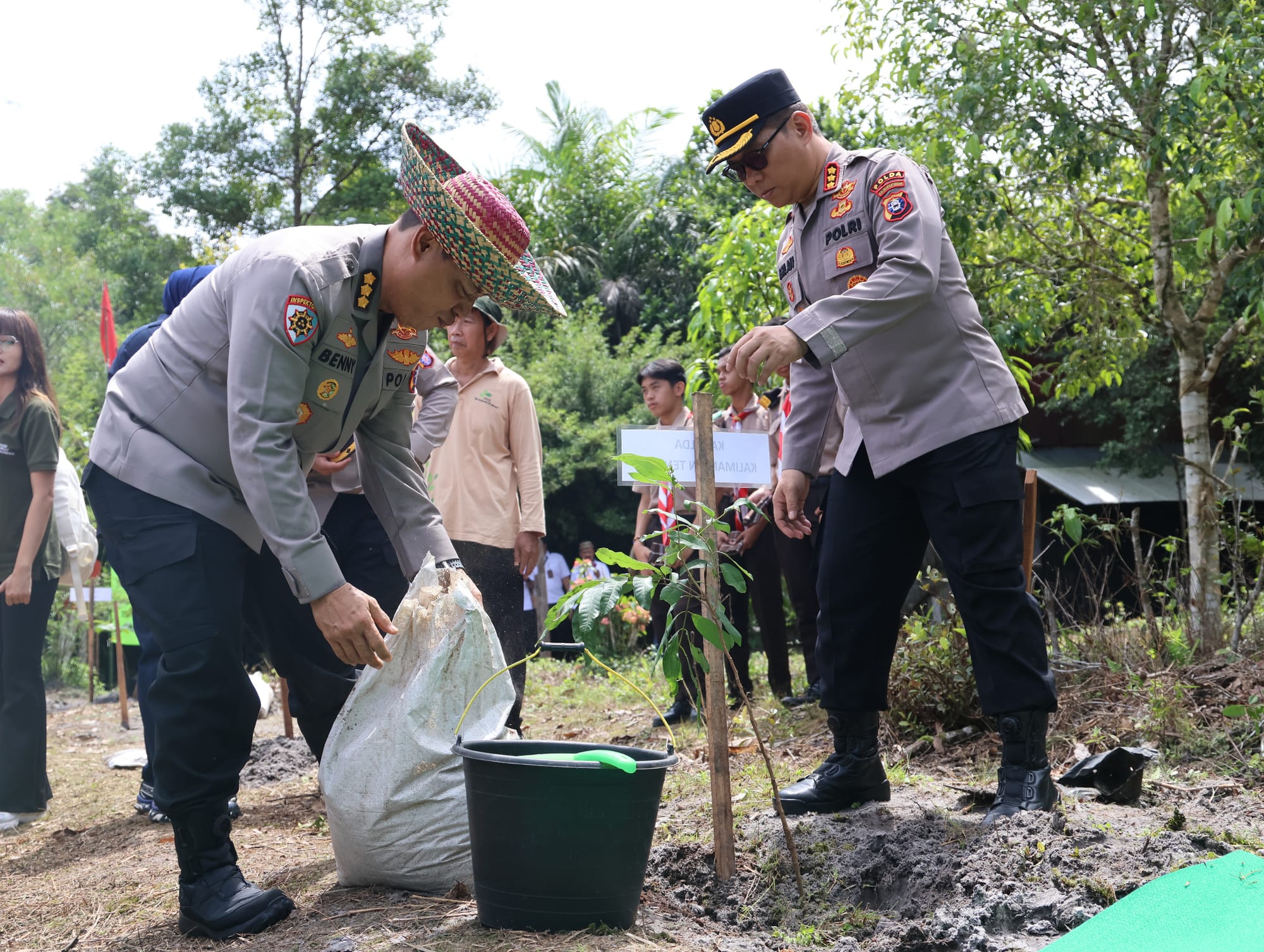 Sinergi Polisi dan Alam: Irwasda Polda Kalteng Ikut Lepas Orangutan di Hutan Nyaru Menteng
