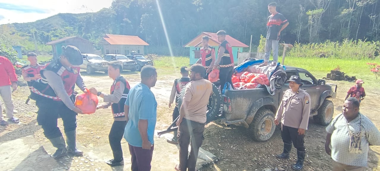 Peduli Korban Longsor, Polres Pegunungan Arfak Bantu Sembako untuk Warga Kampung Jim