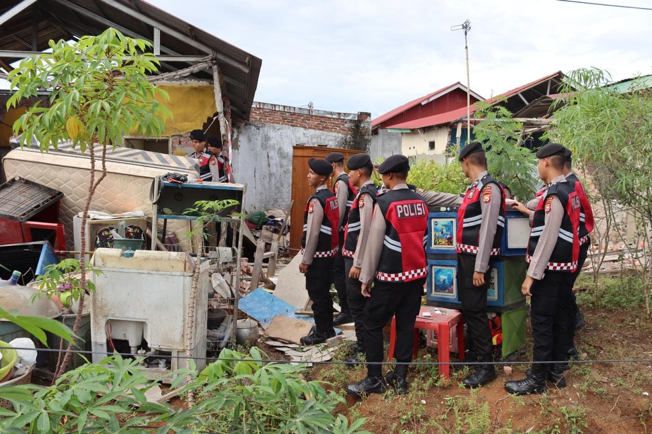 Pasca Gempa 6,3 SR, Dit Samapta Polda Bengkulu Sigap Bantu Warga Bersihkan Puing Rumah